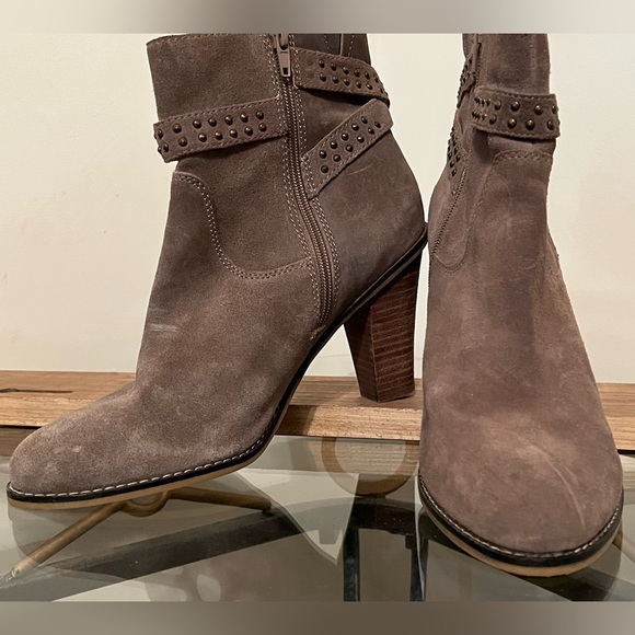 Tan leather booties - Picture 6 of 10